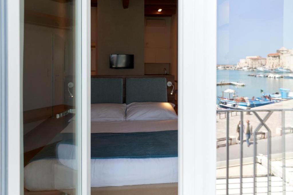 B&B Suite Home Trani Bagian luar foto