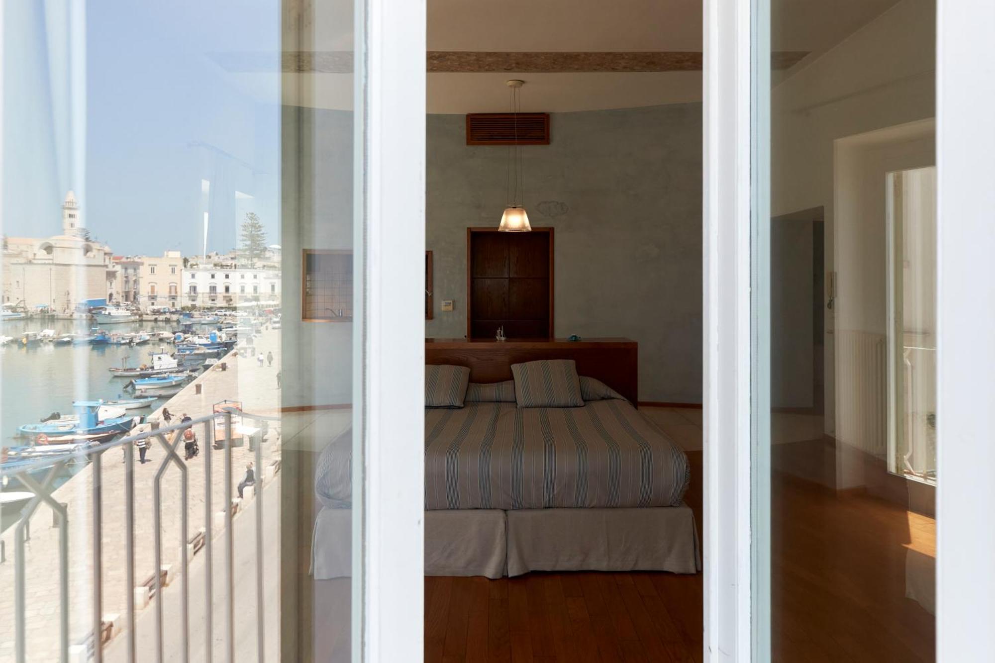 B&B Suite Home Trani Bagian luar foto